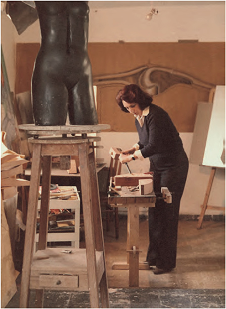 1980 María Belén tallando en su estudio