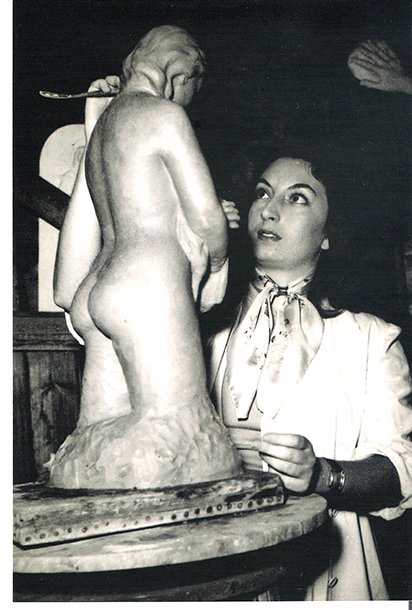 1950 MBM esculpe Maternidad